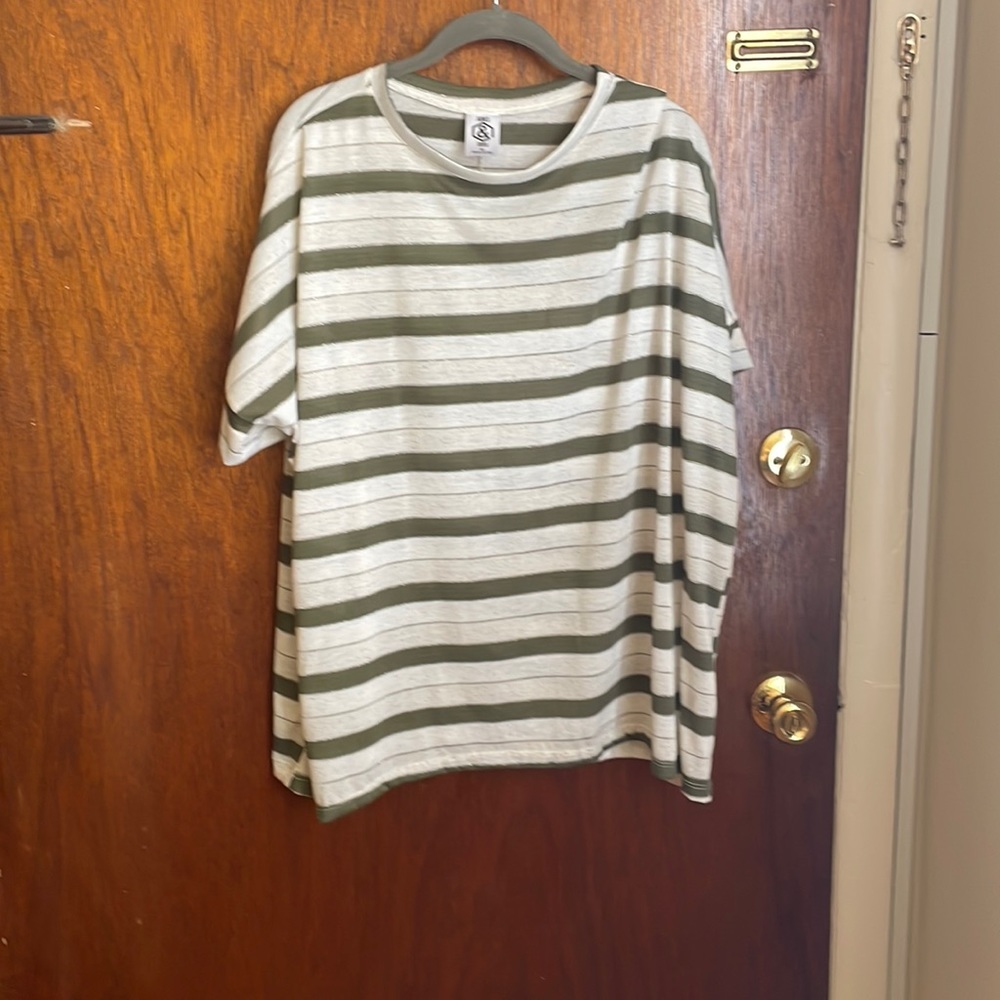 Never worn BoxyTee short sleeve size M/L perf fall colors olive & heather gray
